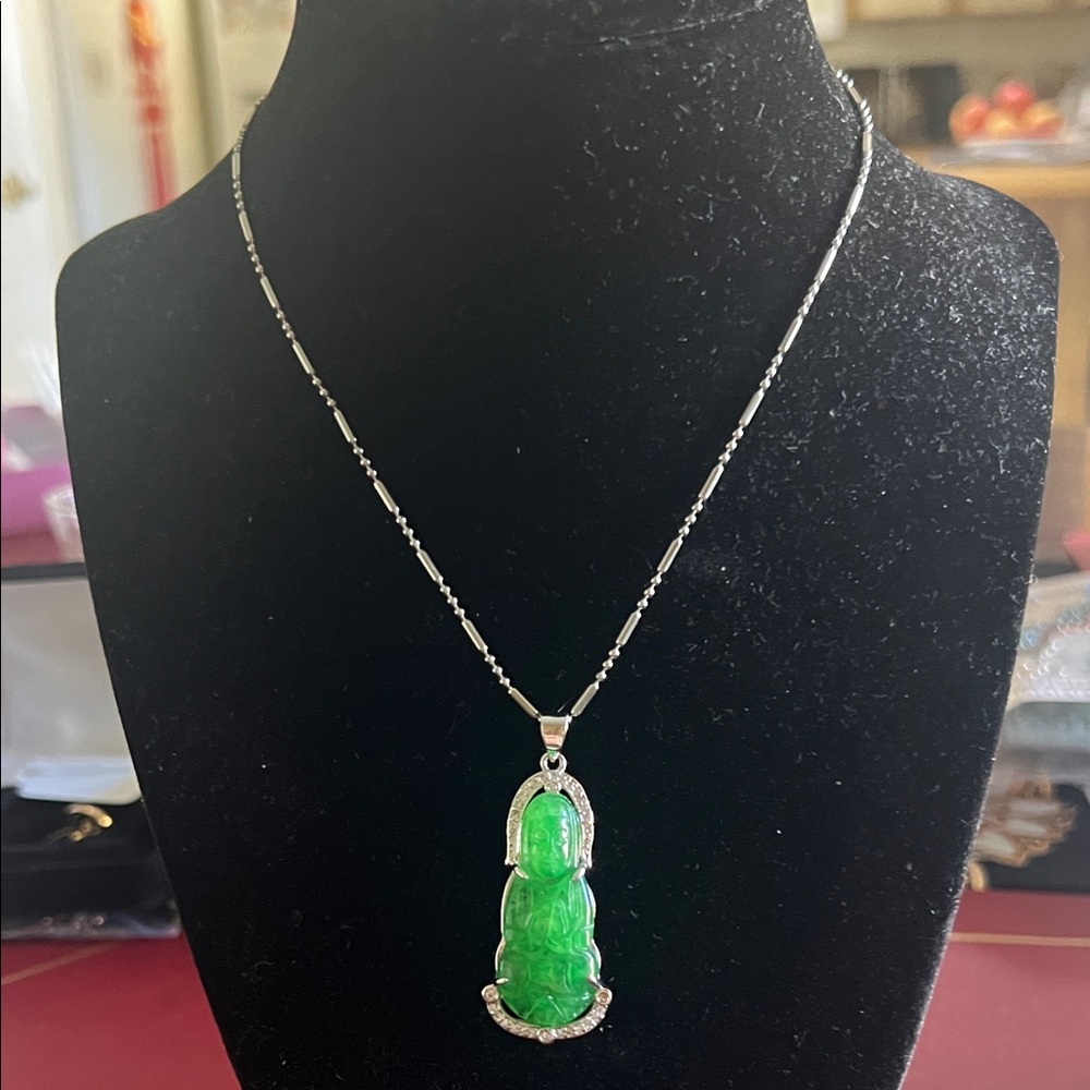 Elegant Green Pendant Necklace